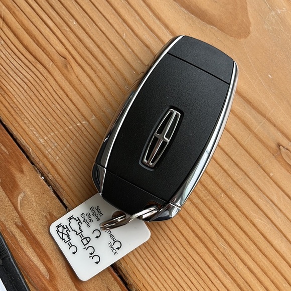 2017 Lincoln MKZ owners manual & key fob for reprogramming - Picture 9 of 10